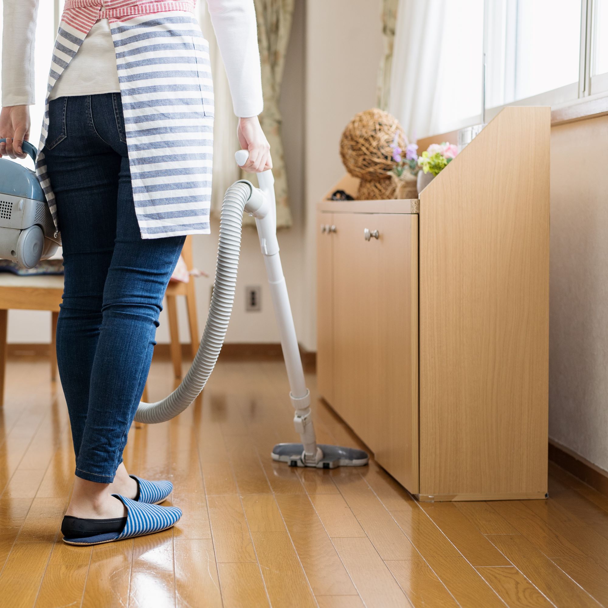 壁につけない棚