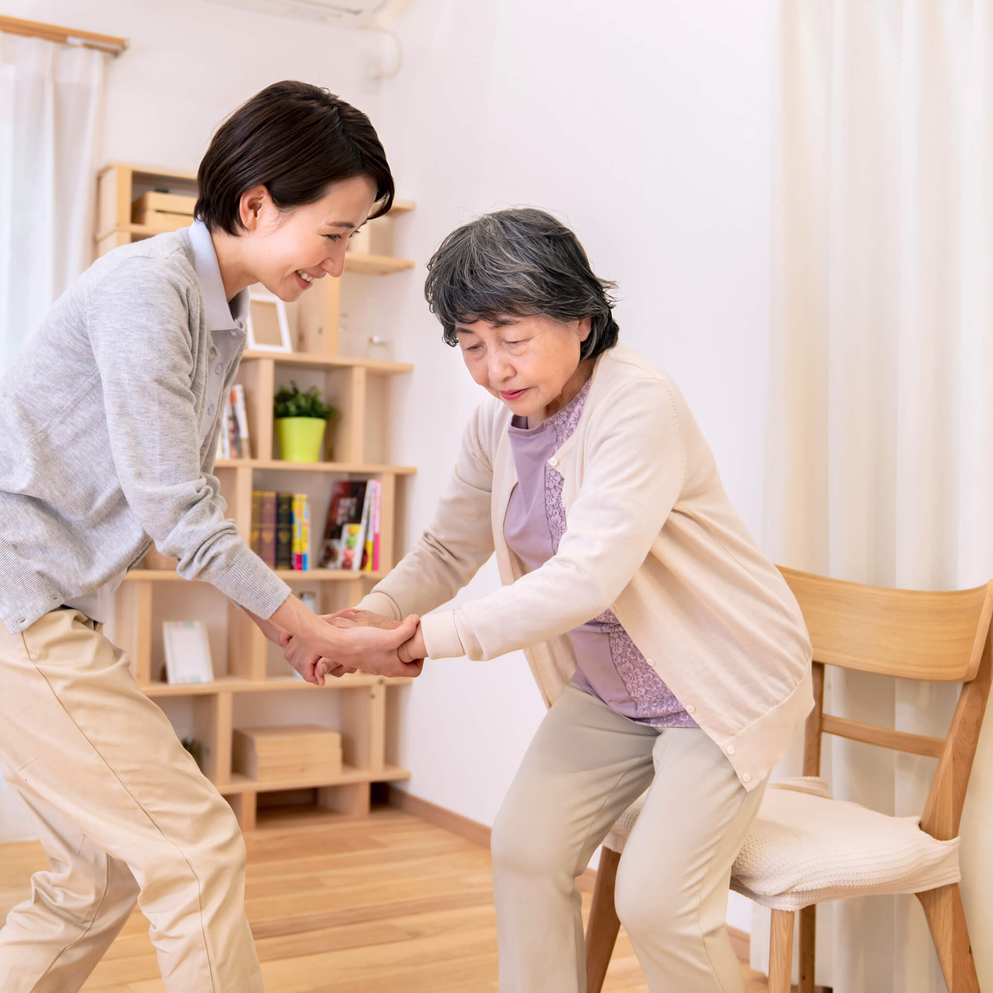 立ち上がる老人女性