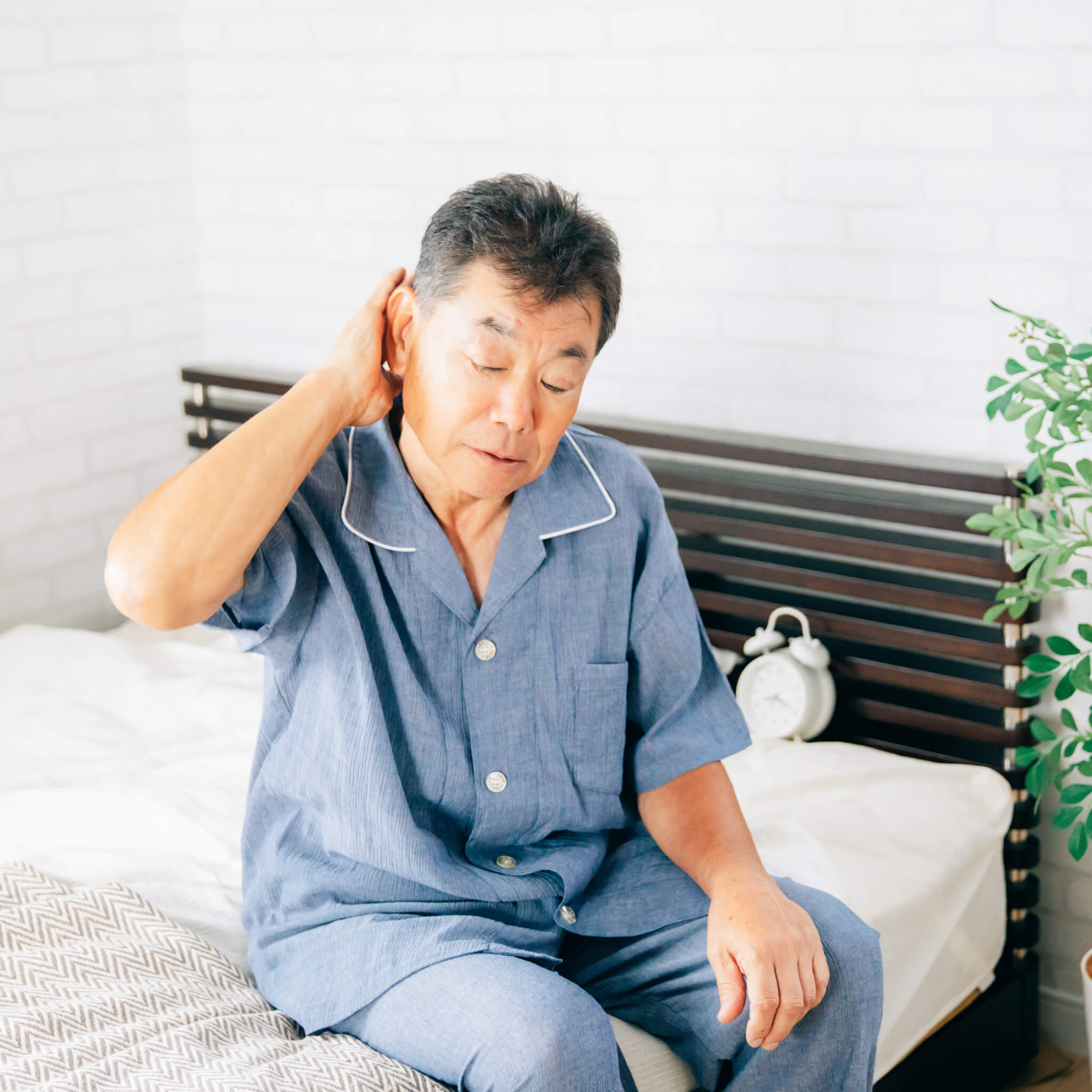 ベッドに座る老人