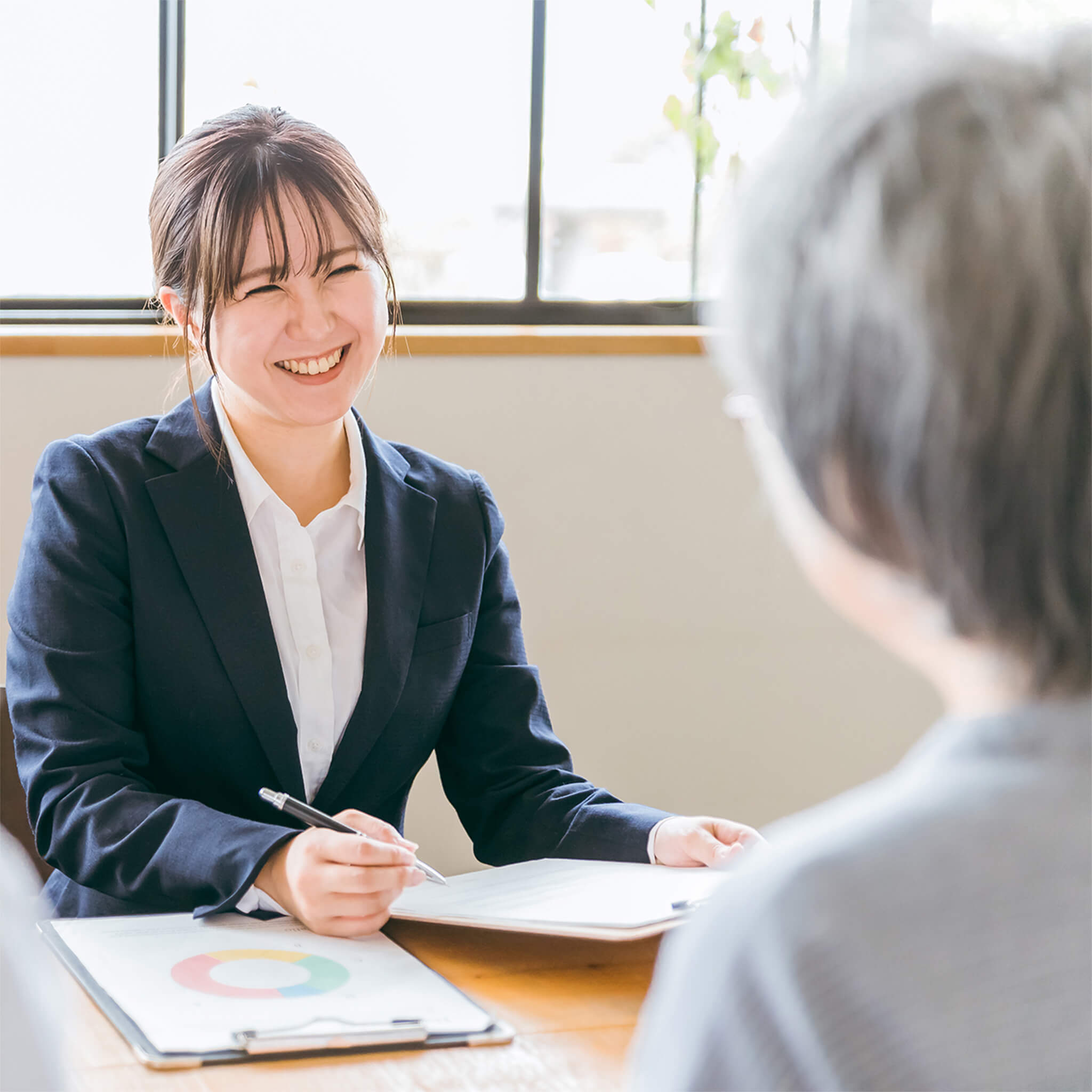 アドバイスを受ける老人