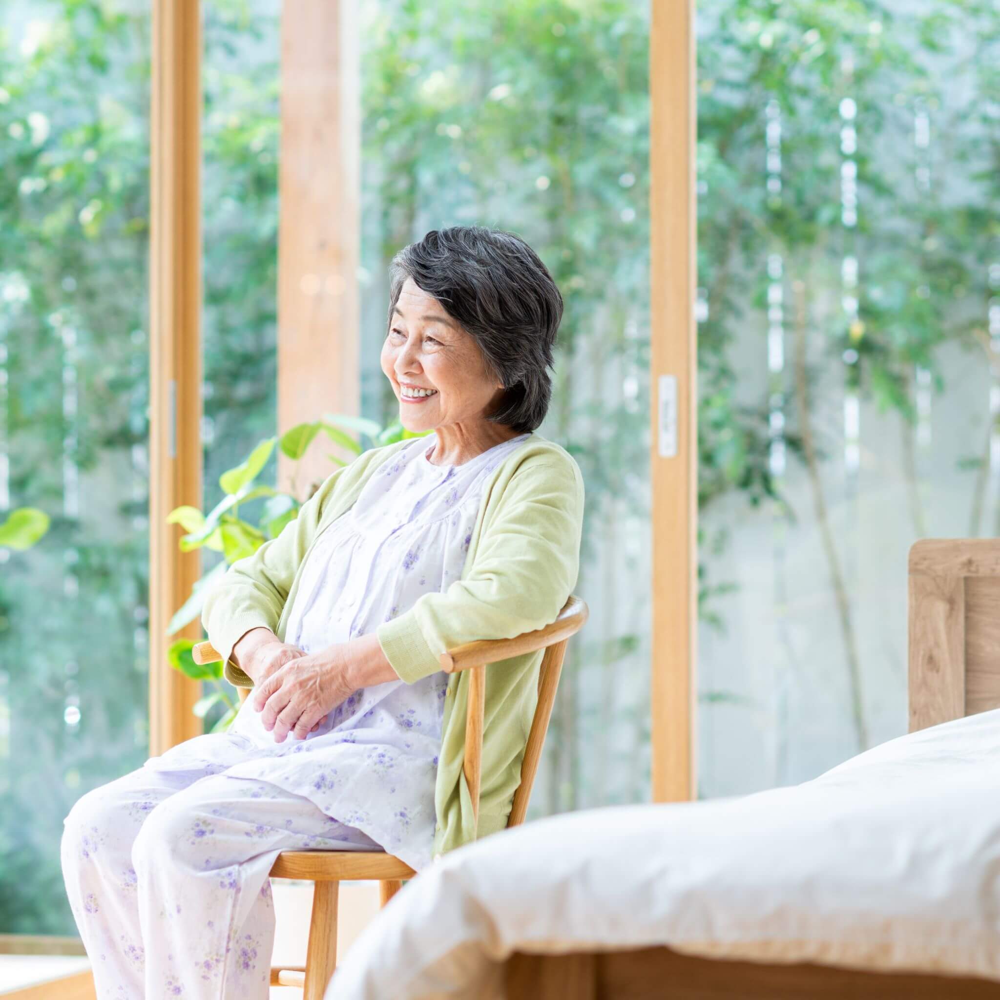 椅子に座る老人