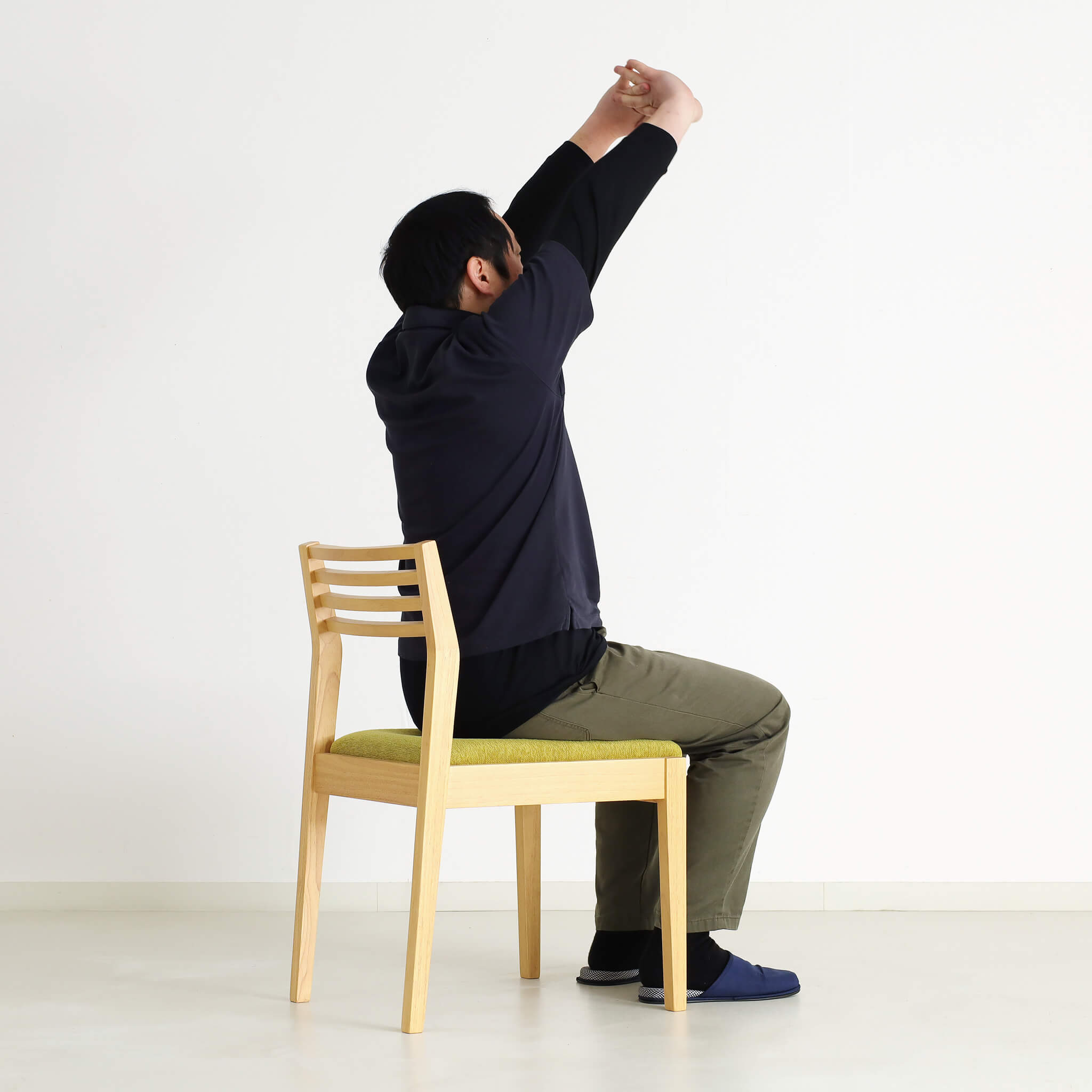 背筋を伸ばす体操