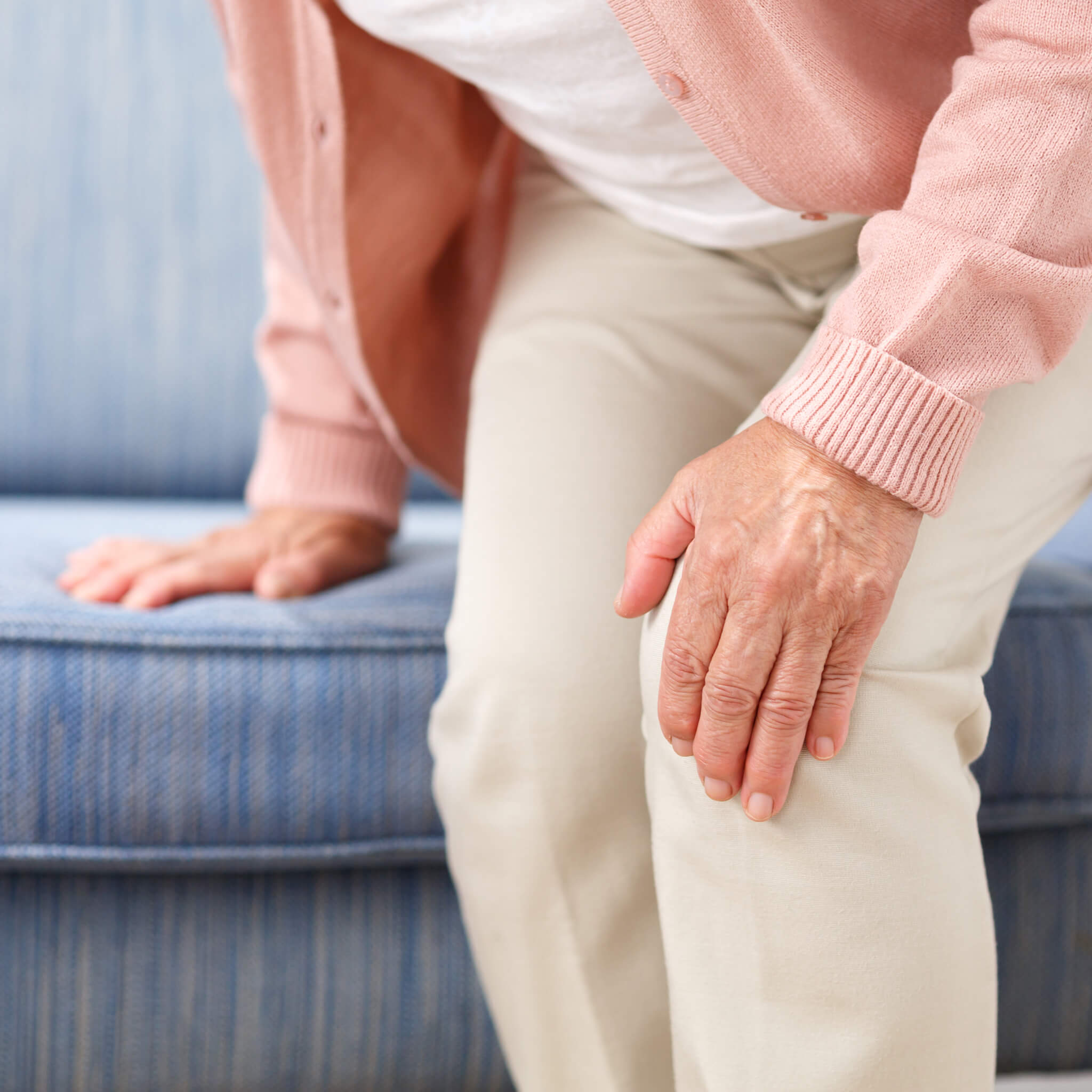 膝を痛めた高齢者