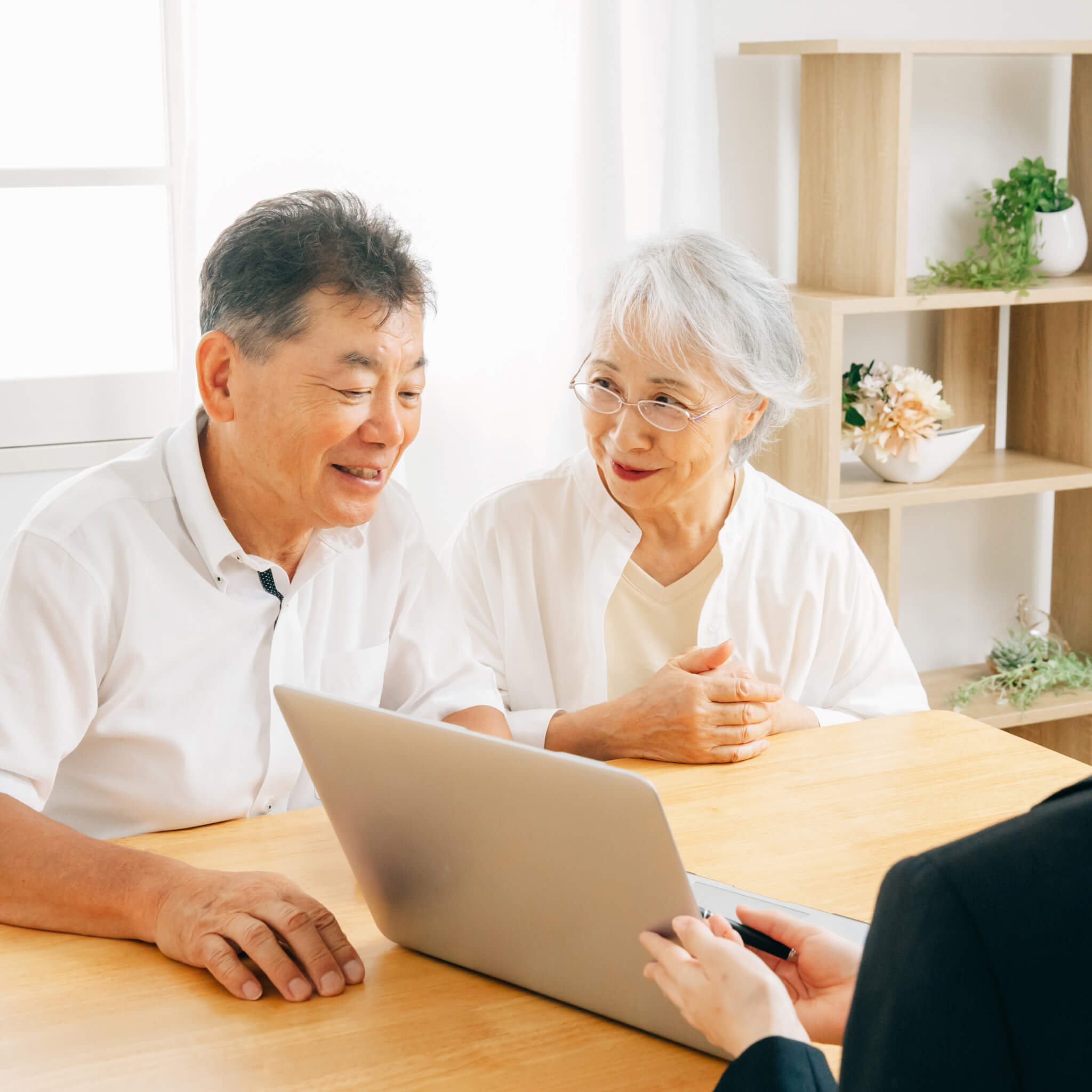 専門家と話す老夫婦
