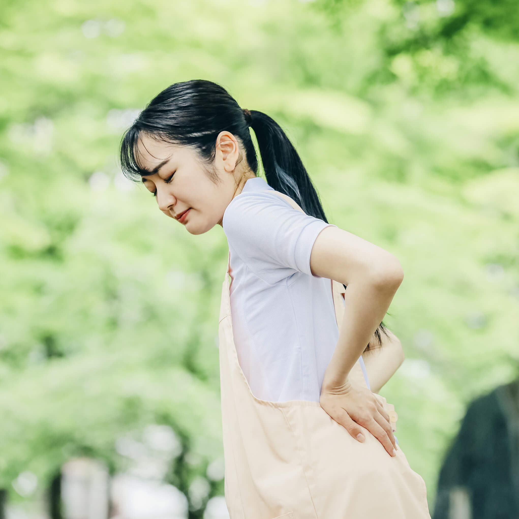 腰痛に悩む介護士