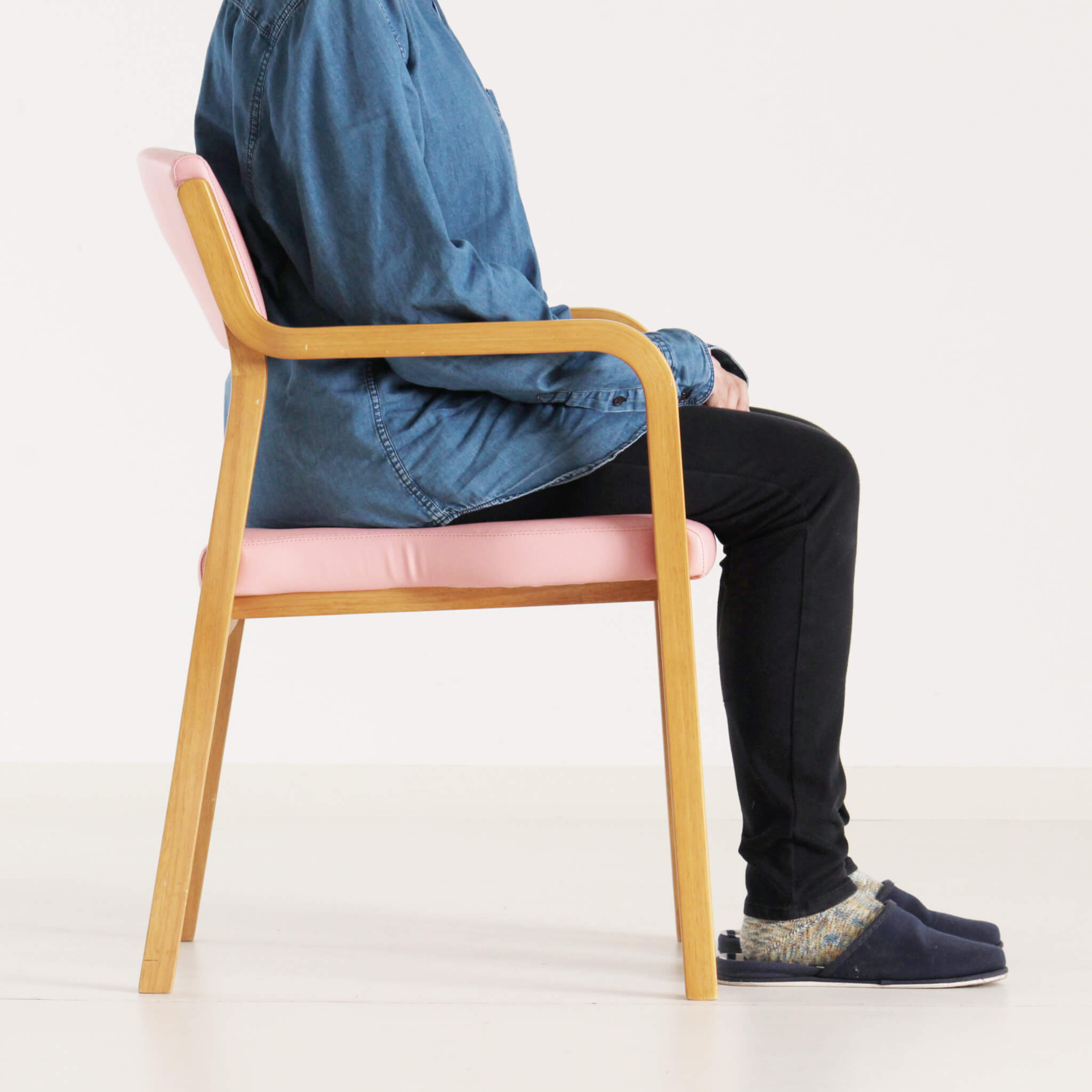 椅子に腰かける女性