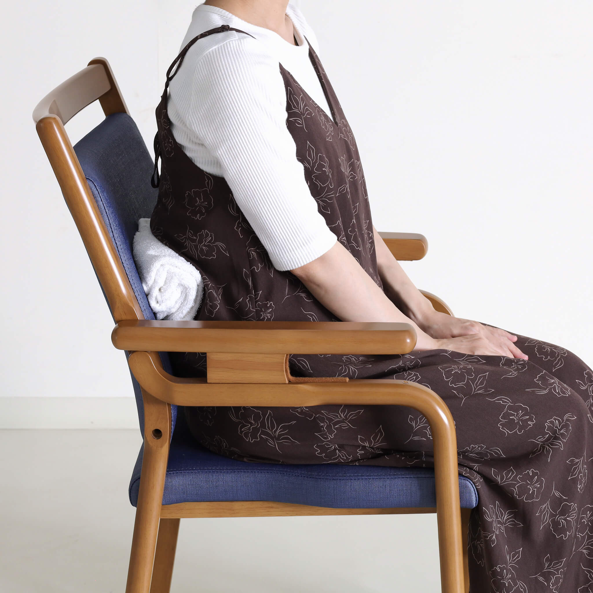 背もたれと背中の間にタオルを挟む座り方