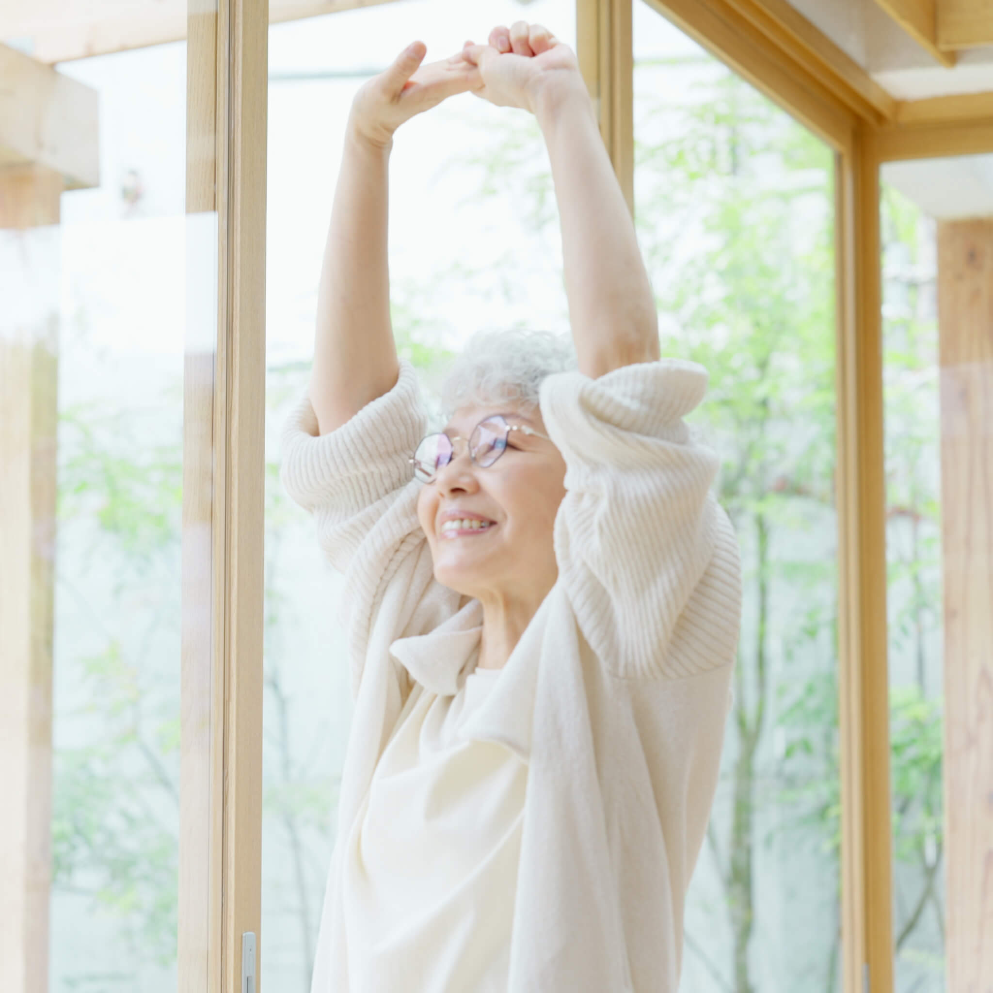 背伸びをする老婆