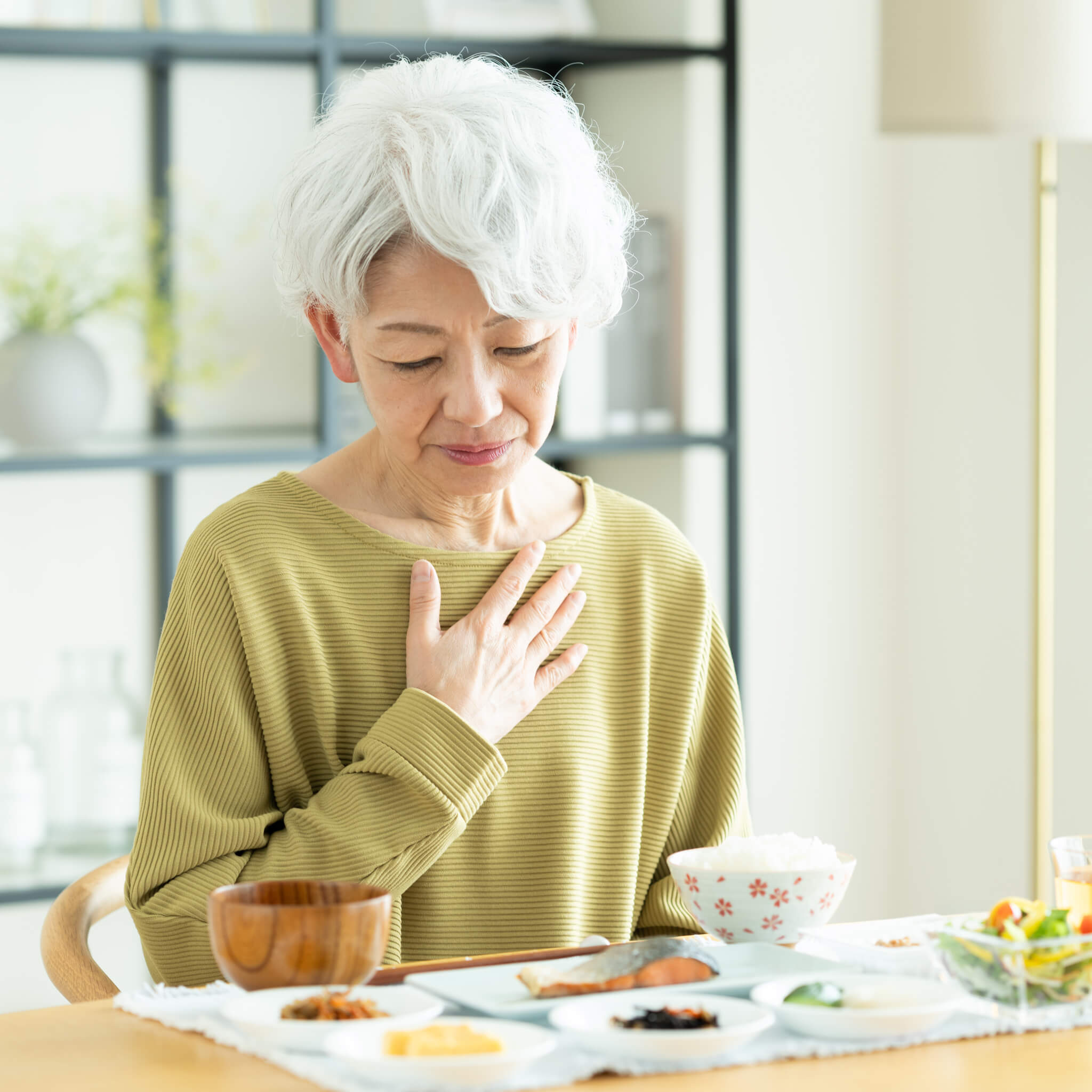 背中が丸まり前かがみ姿勢になっている高齢者の様子