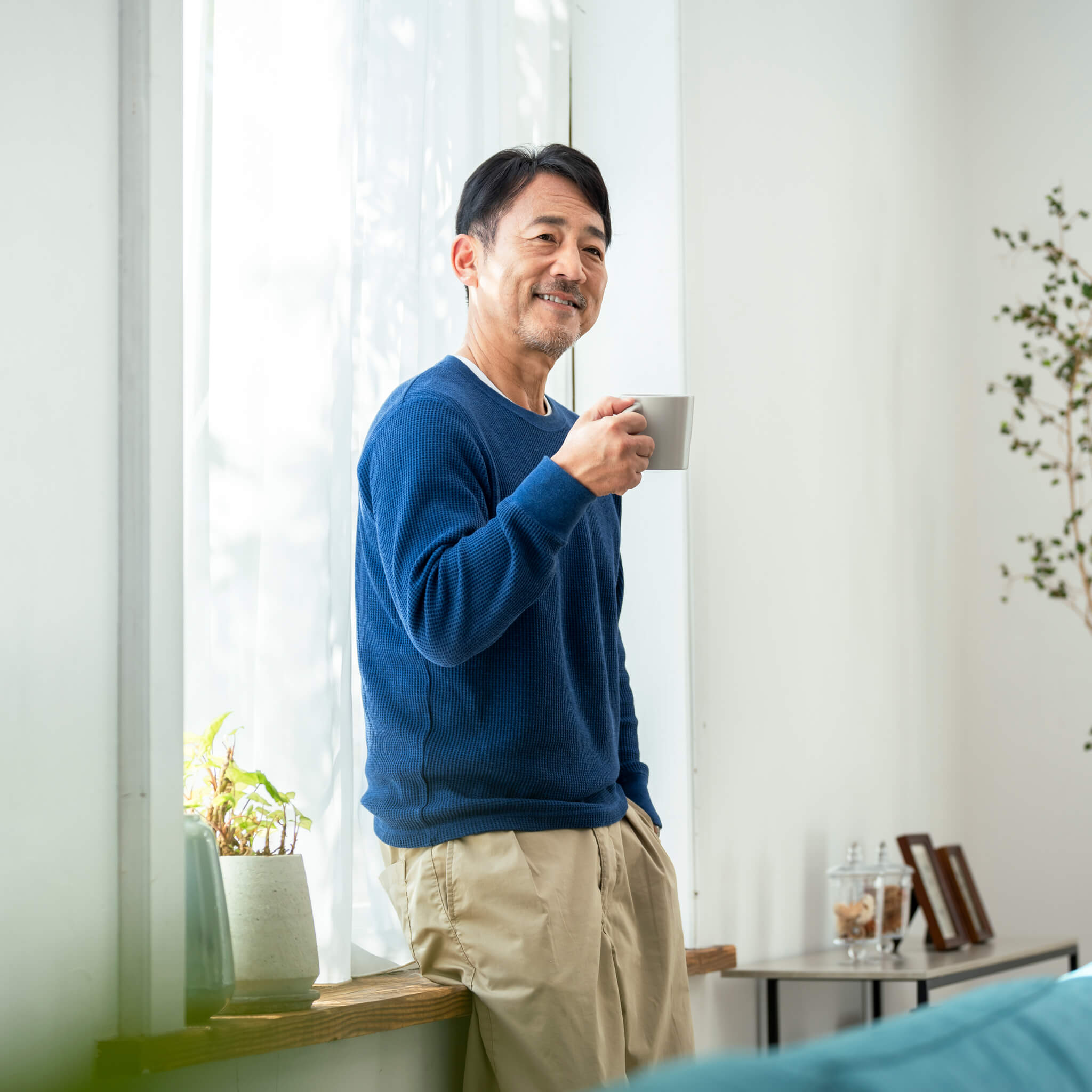 住環境を整え、椅子の上でのびのびと過ごす高齢者のイメージ